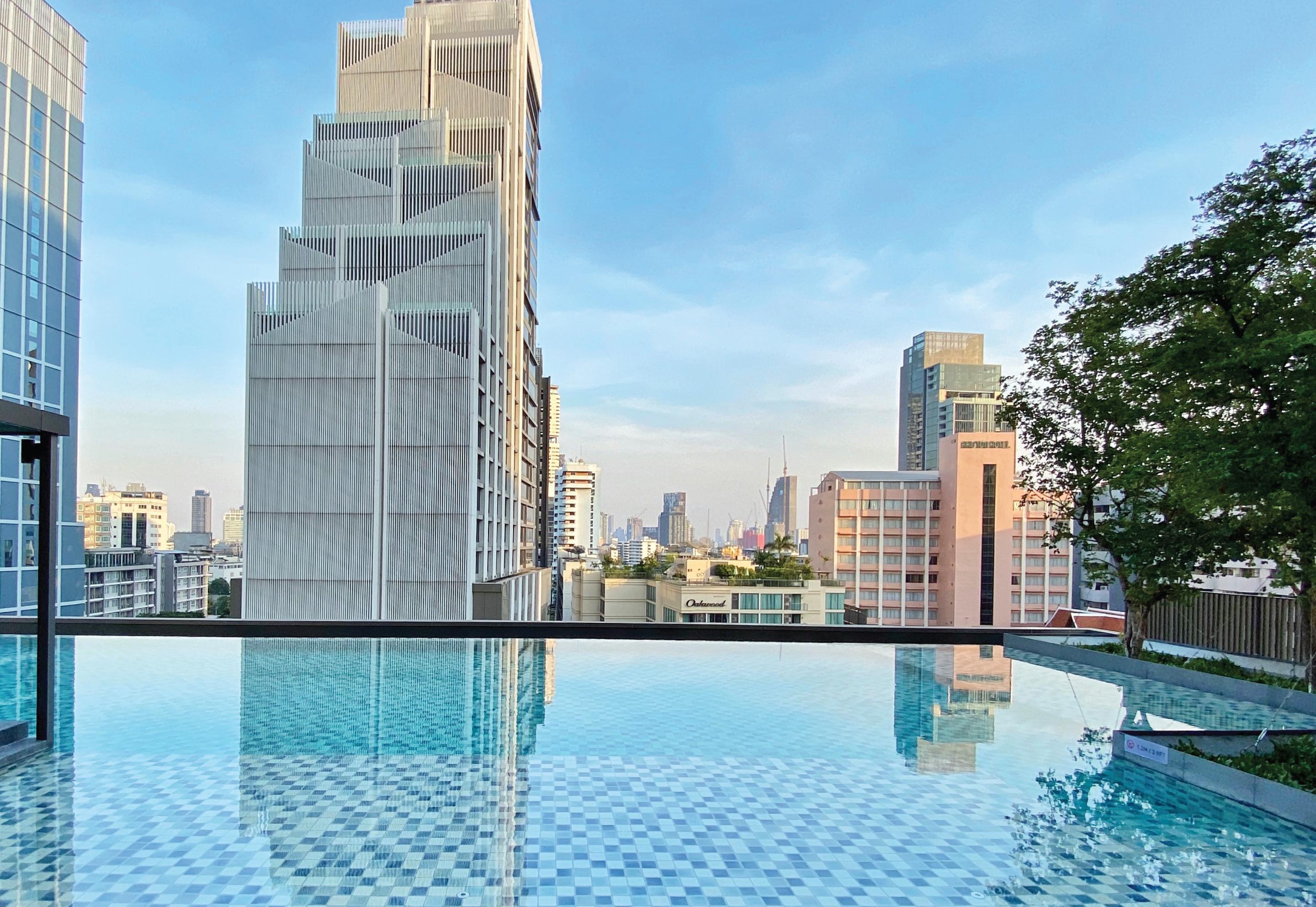 曼谷橡树套房酒店【Sha+】 外观 照片 The pool at the 10th floor
