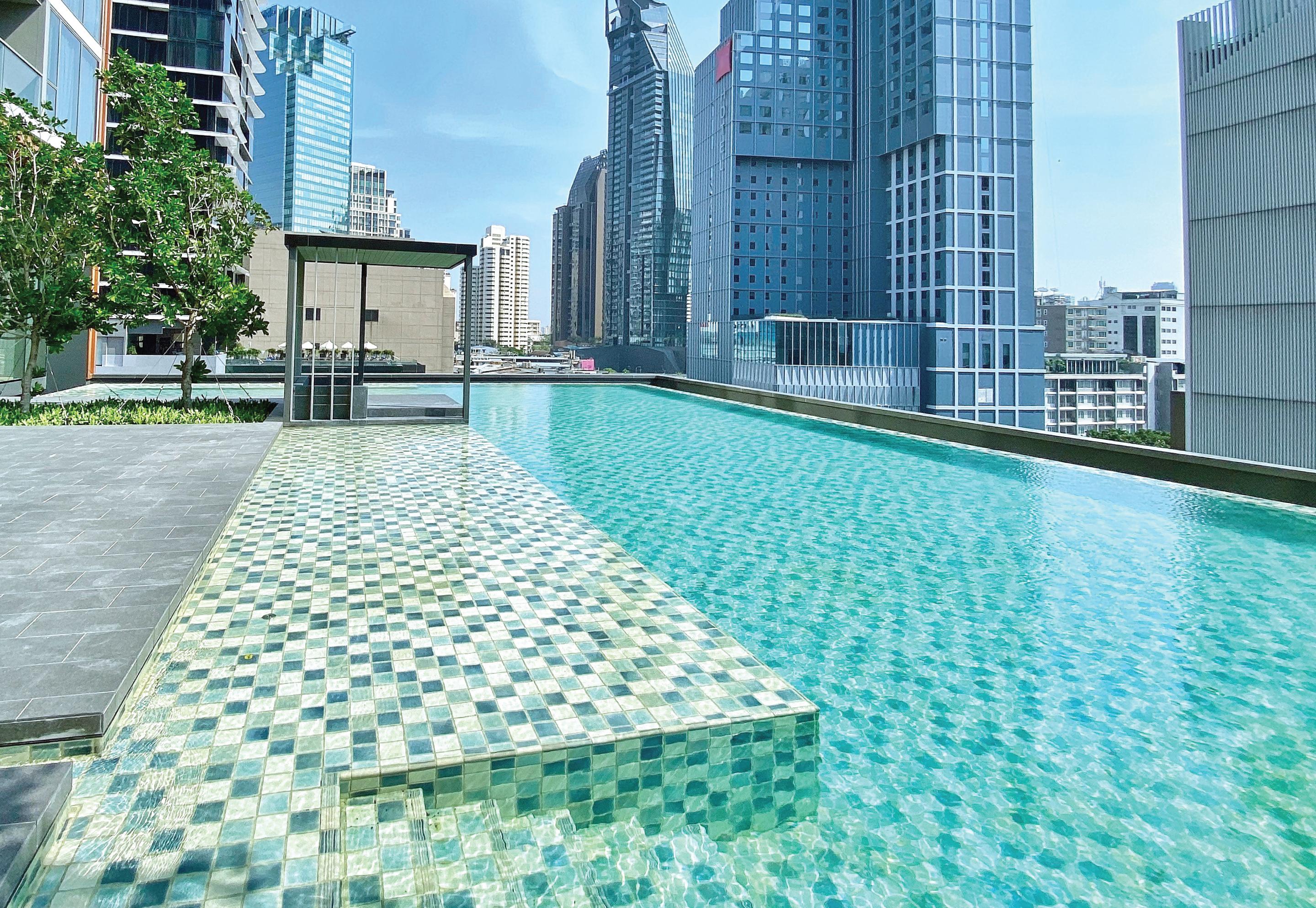 曼谷橡树套房酒店【Sha+】 外观 照片 The rooftop pool at the hotel
