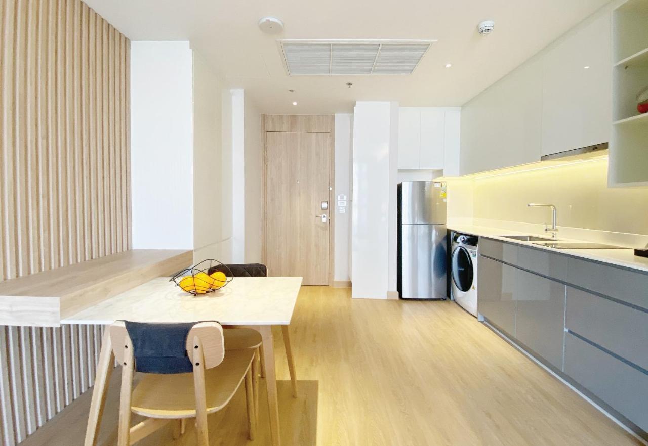 曼谷橡树套房酒店【Sha+】 外观 照片 A typical kitchen in a serviced apartment