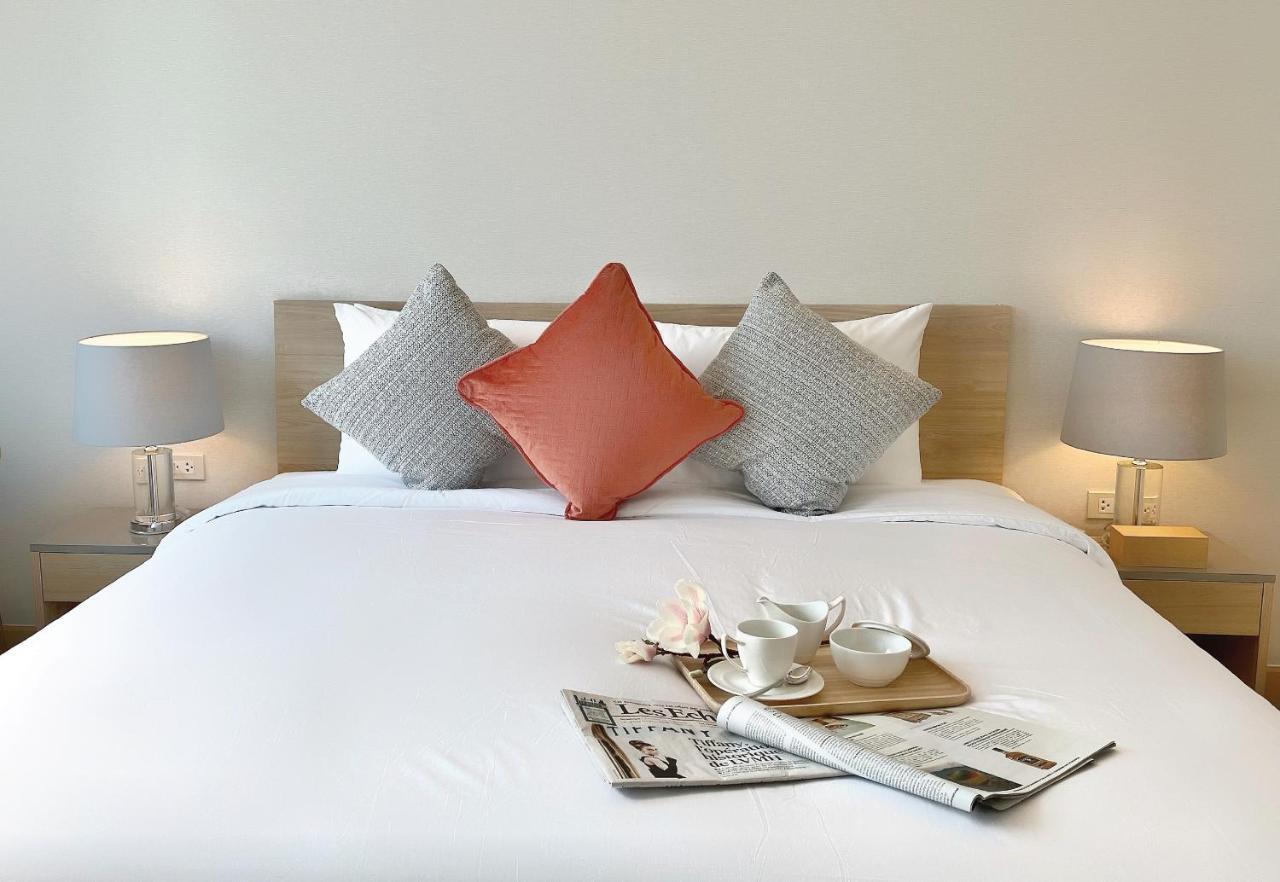 曼谷橡树套房酒店【Sha+】 外观 照片 A bed with cushions