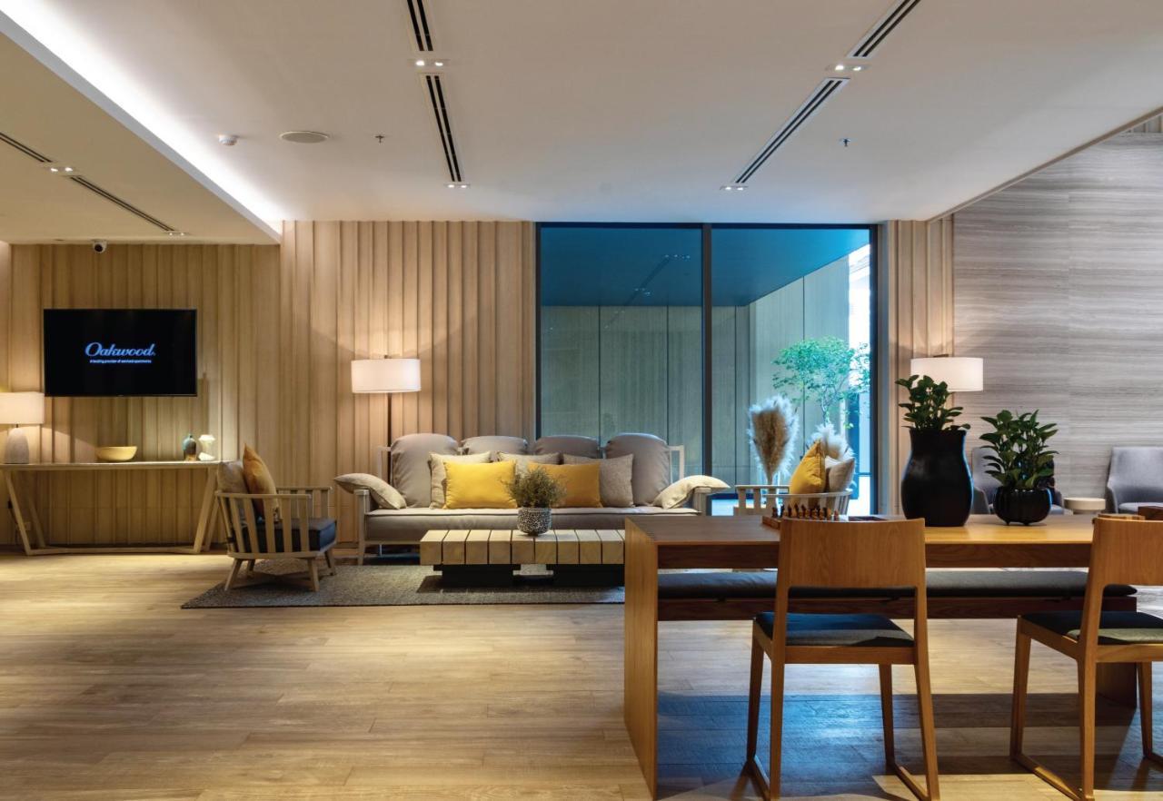 曼谷橡树套房酒店【Sha+】 外观 照片 The living room of a three-bedroom residence